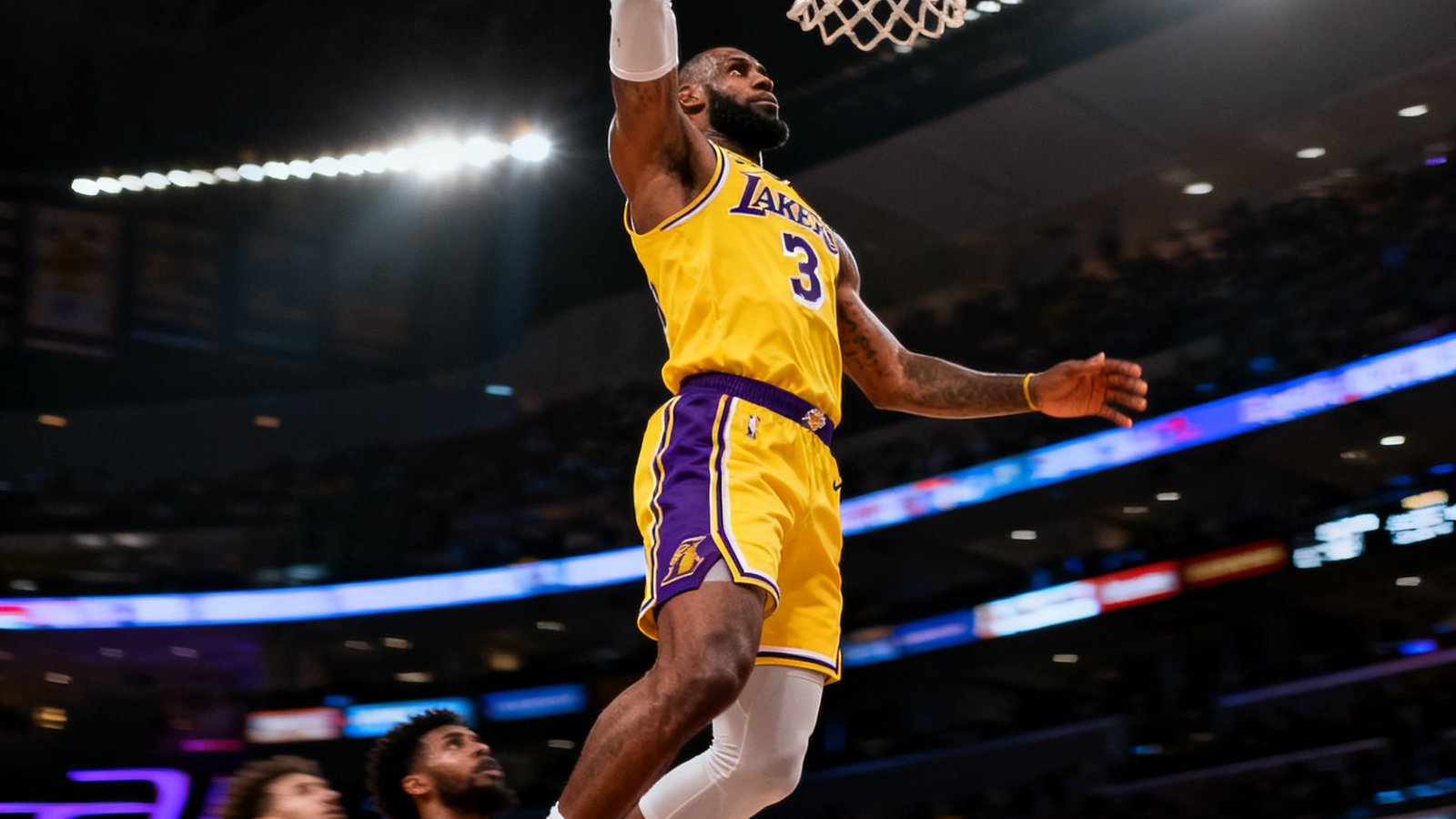 NBA精彩集锦缩略图，湖人队球员在比赛中完成一记势大力沉的单手劈扣，篮筐因冲击力微微变形，防守球员被彻底甩在身后，场馆灯光聚焦在扣篮瞬间，画面极具视觉冲击力。